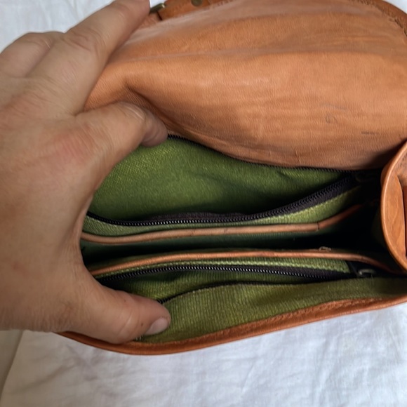 Adjustable leather saddle bag - Picture 2 of 4